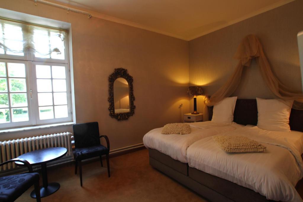 Kasteel Pietersheim Maastricht - Lanaken Hotel Стая снимка
